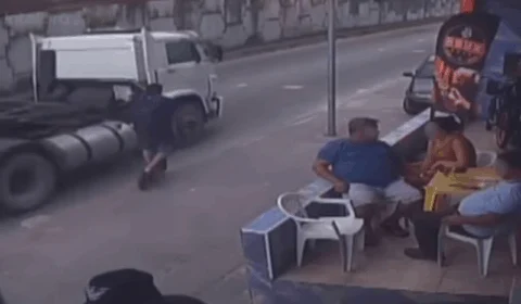 CENA FORTE: professor perde controle de patinete e morre esmagado por caminhão