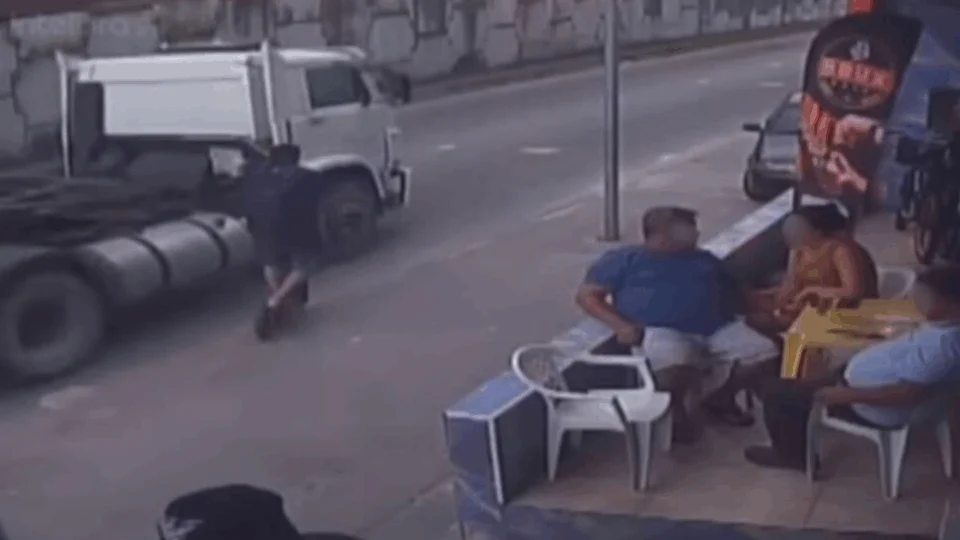 CENA FORTE: professor perde controle de patinete e morre esmagado por caminhão