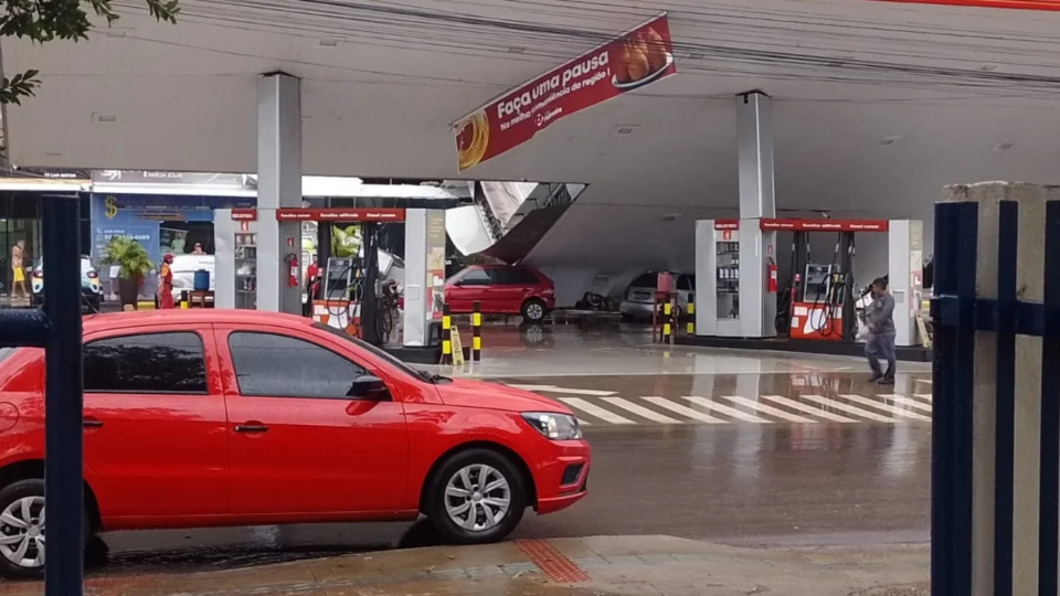 Posto de gasolina desaba após forte chuva em Iranduba