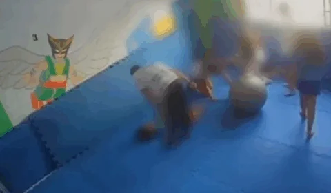 VEJA VÍDEO: professor agride aluno autista com uma rasteira dentro de sala de aula