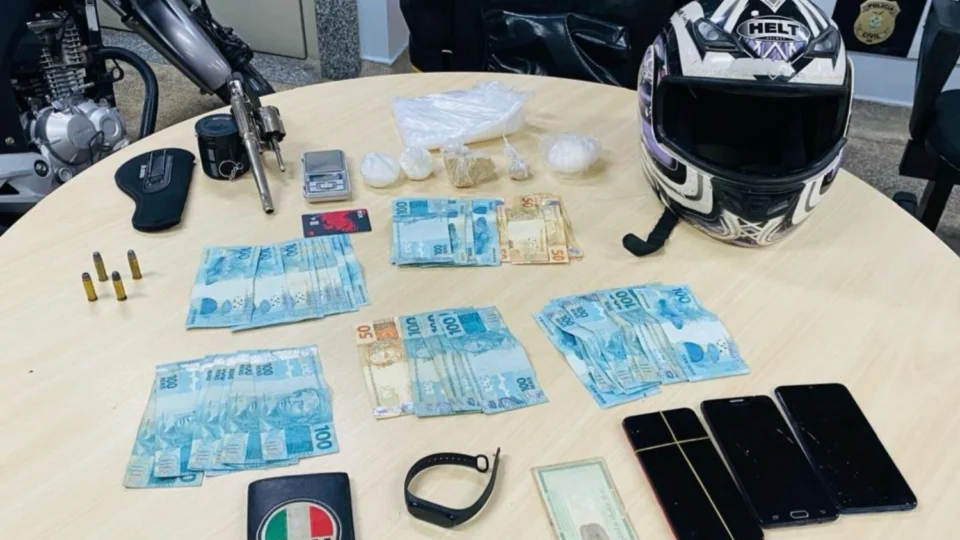 Polícia prende dupla que roubou R$ 4,9 mil de empresa de cosméticos no Vieiralves