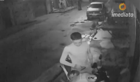 VEJA VÍDEO: Criminoso pede ajuda da vítima para roubar moto em Manaus