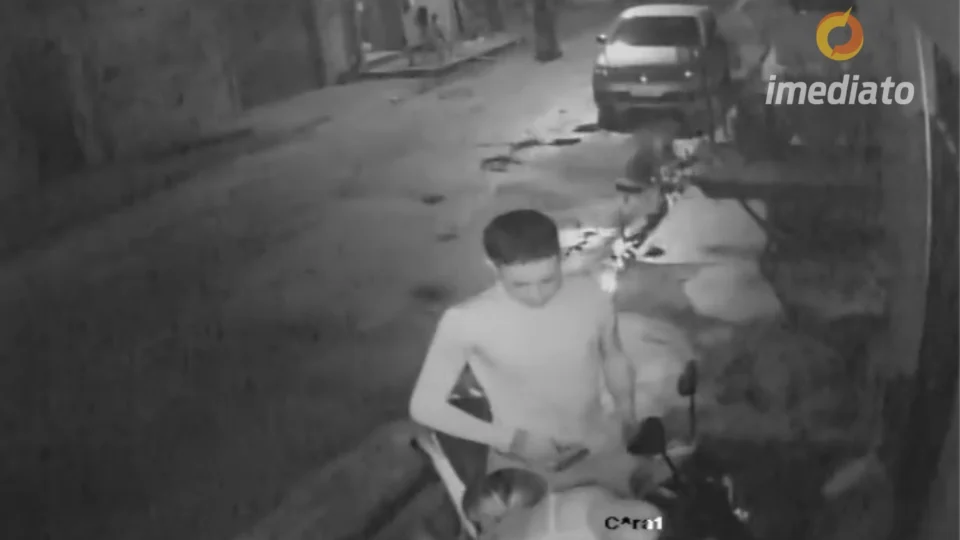 VEJA VÍDEO: Criminoso pede ajuda da vítima para roubar moto em Manaus