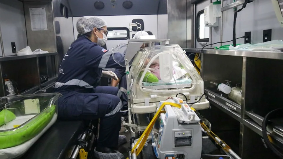 Gêmeas siamesas nascidas em Manaus são transferidas para cirurgia de separação em Goiânia