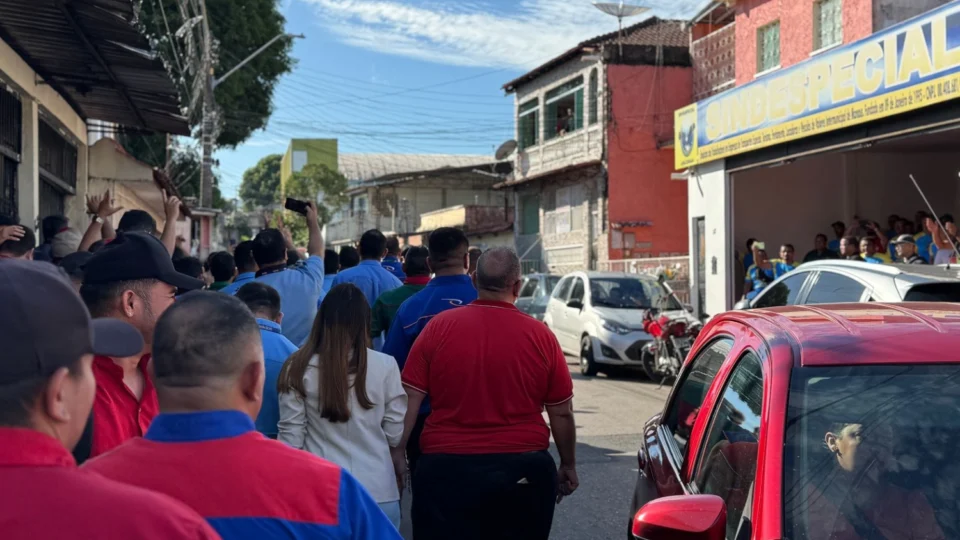 Clima tenso marca protesto entre chapas rivais do Sindespecial em Manaus