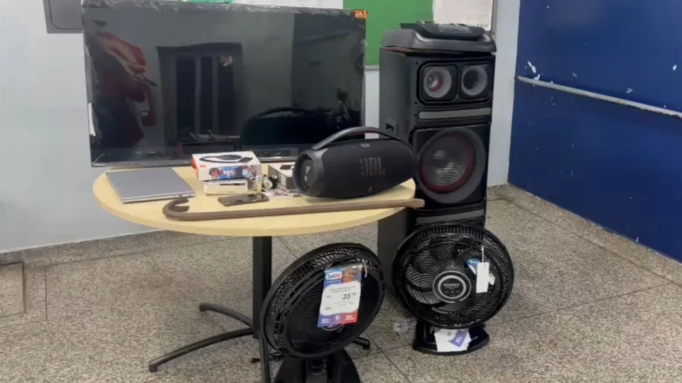 Dupla é presa após furtar loja da TV Lar; material foi recuperado