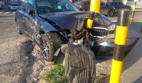 Acidente entre BMW e picape deixa uma mulher ferida no Centro de Manaus