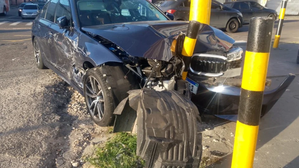 Acidente entre BMW e picape deixa uma mulher ferida no Centro de Manaus