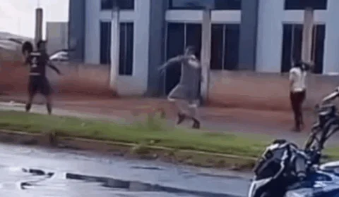 VEJA VÍDEO: marido flagra esposa com suposto amante em moto que havia comprado para ela