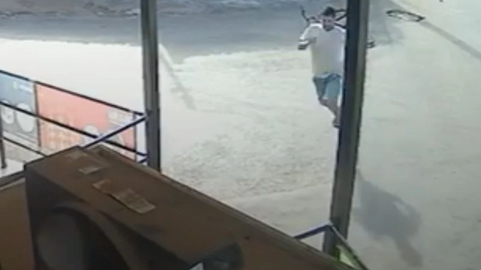 VEJA VÍDEO: ciclista foge desesperado de dupla armada com espingarda