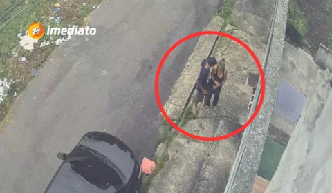 VEJA VÍDEO: mulher é assaltada sob ameaça de arma de fogo em rua do bairro Petrópolis, em Manaus