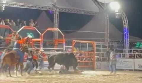 VEJA VÍDEO: peão é arrastado e pisoteado por touro dentro de arena