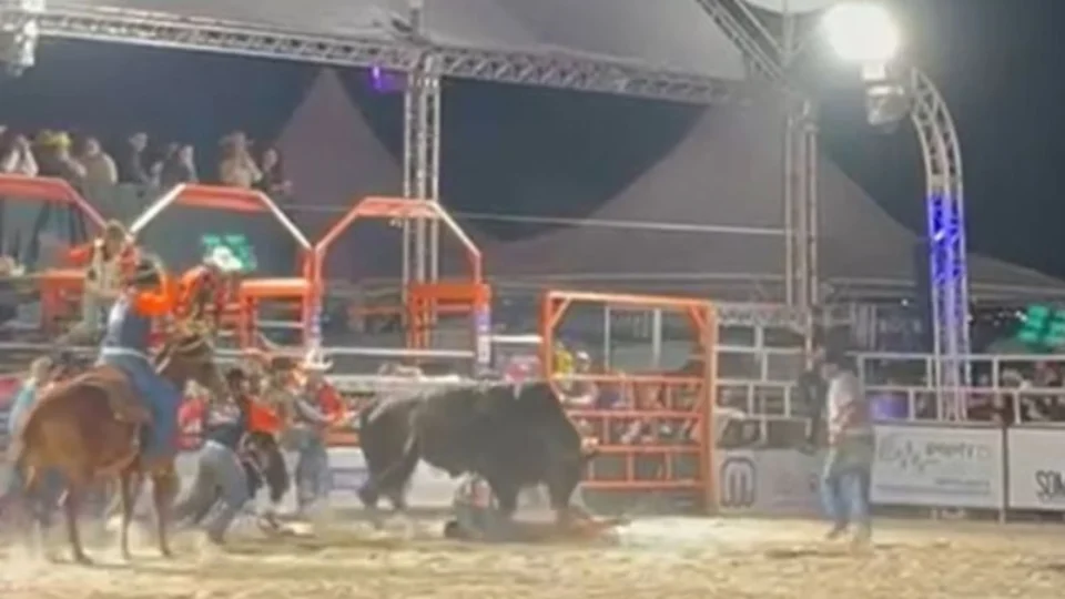 VEJA VÍDEO: peão é arrastado e pisoteado por touro dentro de arena