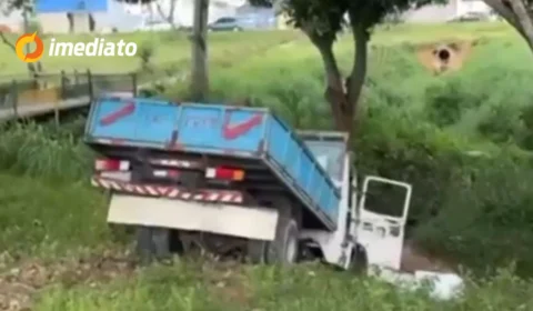 Mulher é atropelada após caminhonete desgovernada invadir calçada na Avenida das Torres