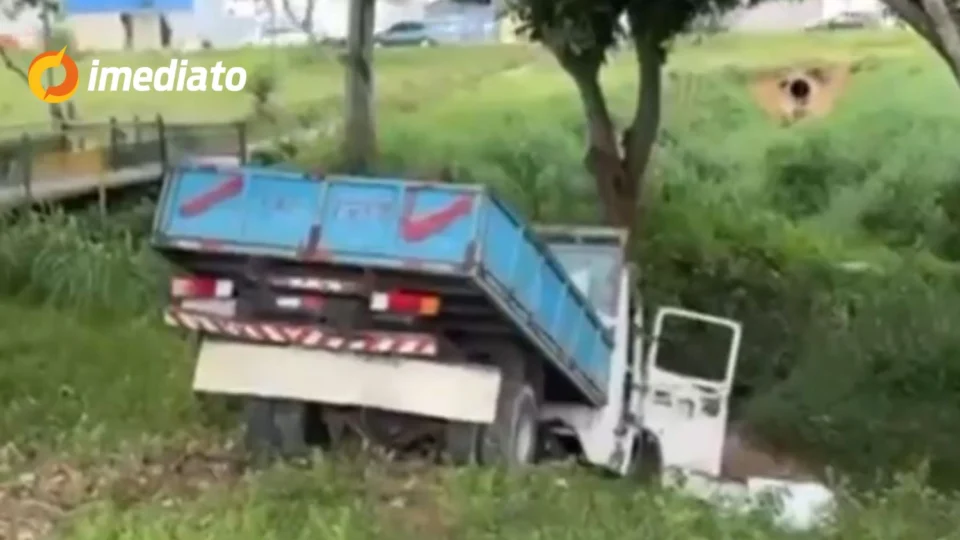 Mulher é atropelada após caminhonete desgovernada invadir calçada na Avenida das Torres