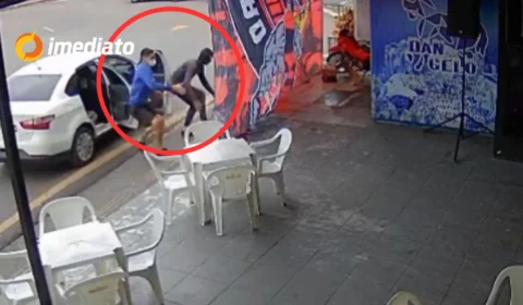 VEJA VÍDEO: homens roubam bandeira do Flamengo de bar no bairro Alvorada
