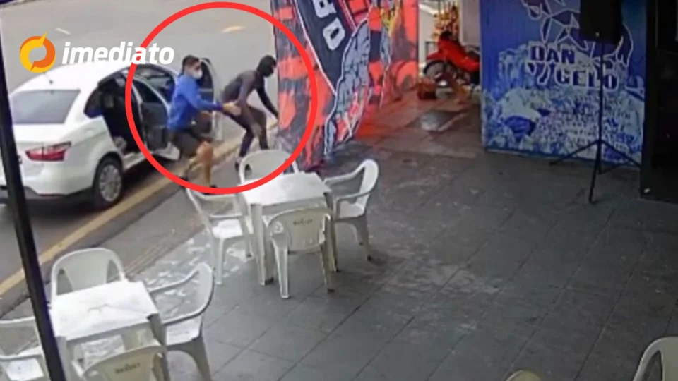 VEJA VÍDEO: homens roubam bandeira do Flamengo de bar no bairro Alvorada