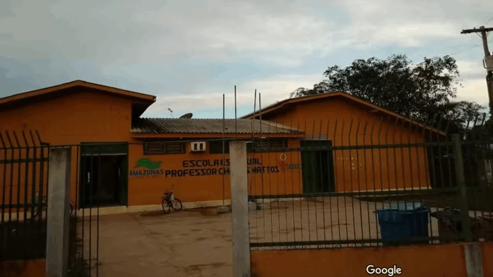 Professor é agredido com pauladas após pedir que aluna guardasse celular em escola no Amazonas