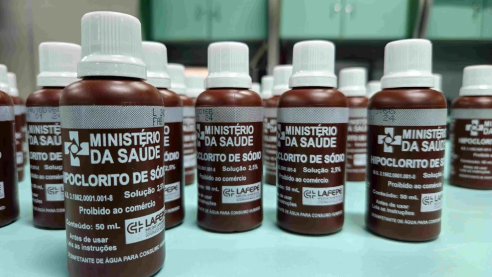 FVS-RCP distribui 2,3 milhões de unidades de hipoclorito no Amazonas para prevenir doenças durante enchentes