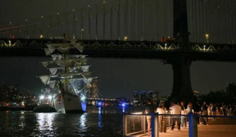 Navio da Marinha mexicana bate em ponte do Brooklyn nos EUA, e ao menos dois morrem
