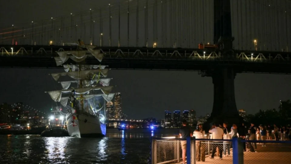 Navio da Marinha mexicana bate em ponte do Brooklyn nos EUA, e ao menos dois morrem