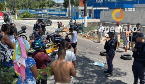 Homem morre e outro fica ferido após grave acidente com duas motos e carro no Japiim