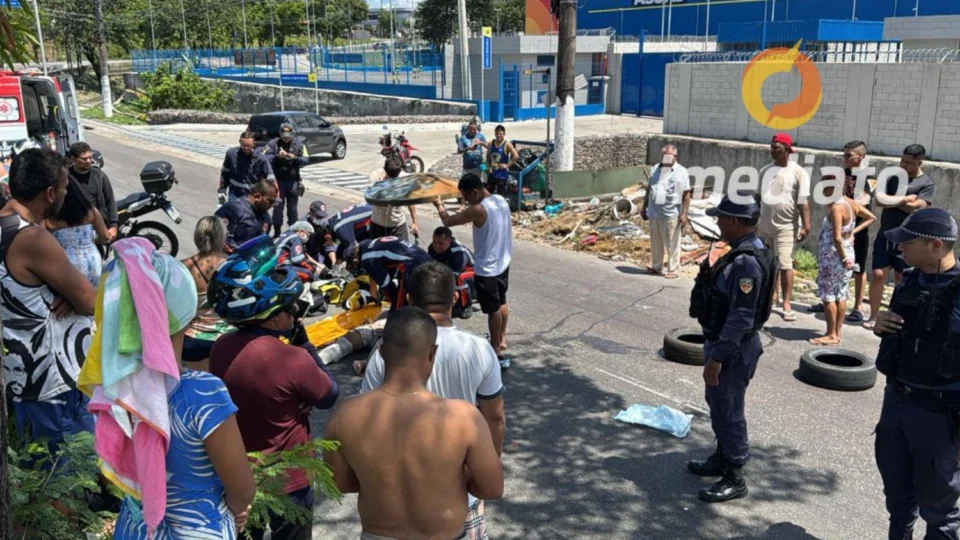 Homem morre e outro fica ferido após grave acidente com duas motos e carro no Japiim