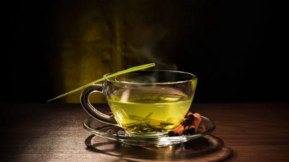 Chá de capim-santo: conheça os vários benefícios da bebida calmante
