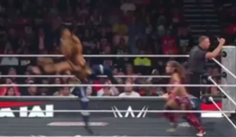 Estrela da luta livre nos EUA torce perna do avesso em ‘combate’ e até transmissão ao vivo é cortada; imagens fortes