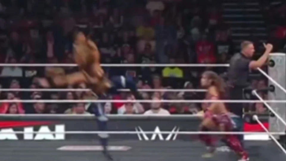 Estrela da luta livre nos EUA torce perna do avesso em ‘combate’ e até transmissão ao vivo é cortada; imagens fortes