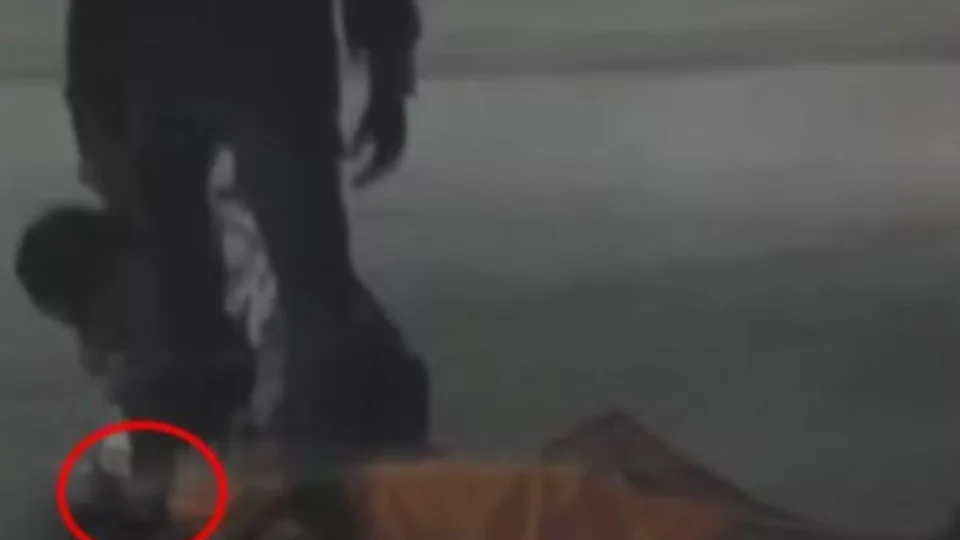 VEJA VÍDEO: câmera flagra homem enforcando, pisando e ameaçando namorada