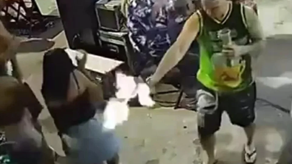 VEJA VÍDEO: homem morre atingido por tiros à queima roupa durante show de pagode