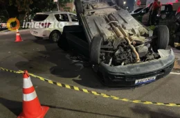 Colisão entre carros deixa veículo capotado e seis pessoas feridas no bairro Eldorado