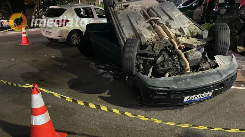Colisão entre carros deixa veículo capotado e seis pessoas feridas no bairro Eldorado