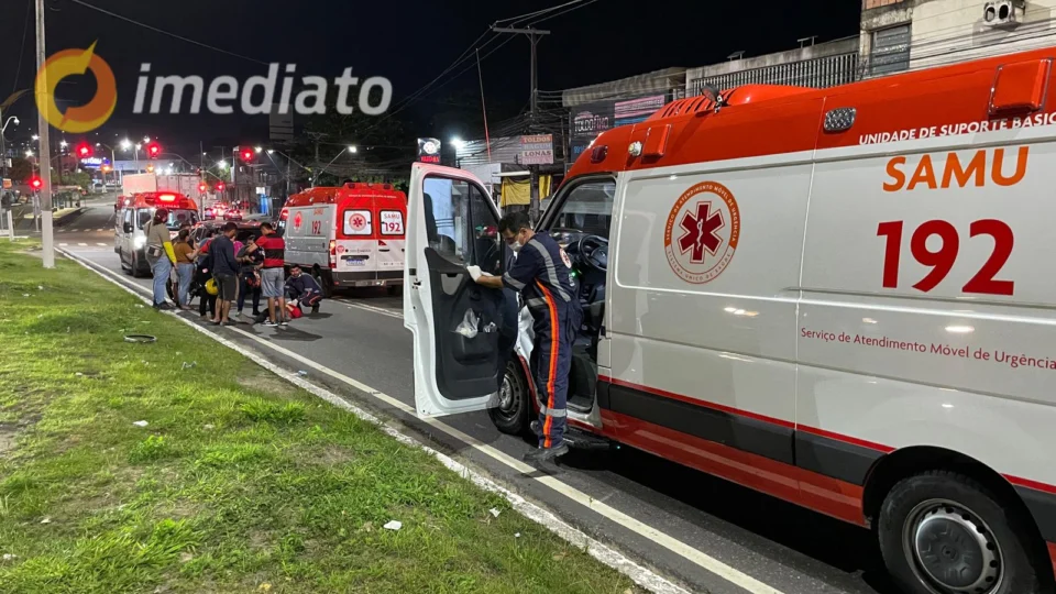 Três pessoas ficam feridas em acidente de trânsito na Avenida Cosme Ferreira