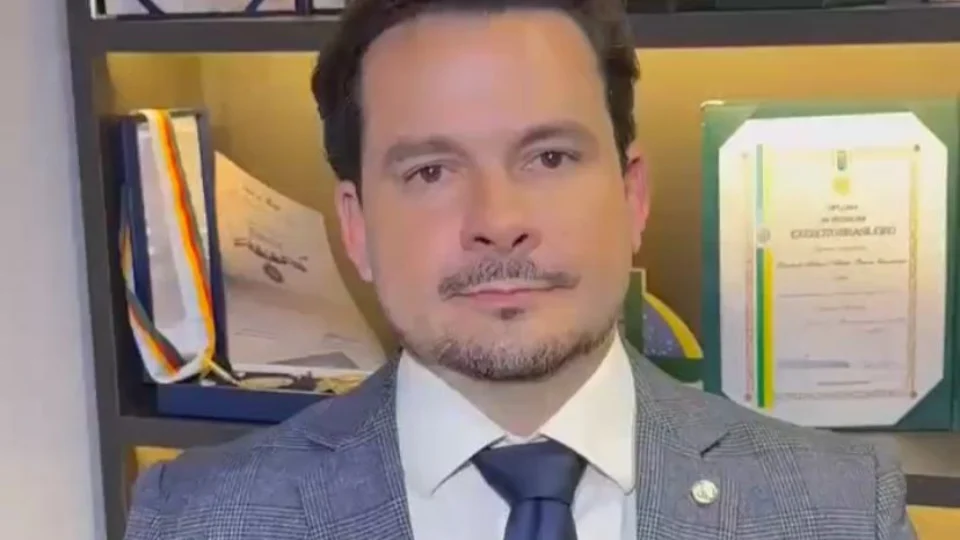 Deputado Alberto Neto se defende de críticas e afirma ter denunciado fraudes no INSS