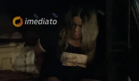 ‘Loira do Oxi’ é presa por tráfico de drogas no bairro Cidade de Deus; comparsa foge armado