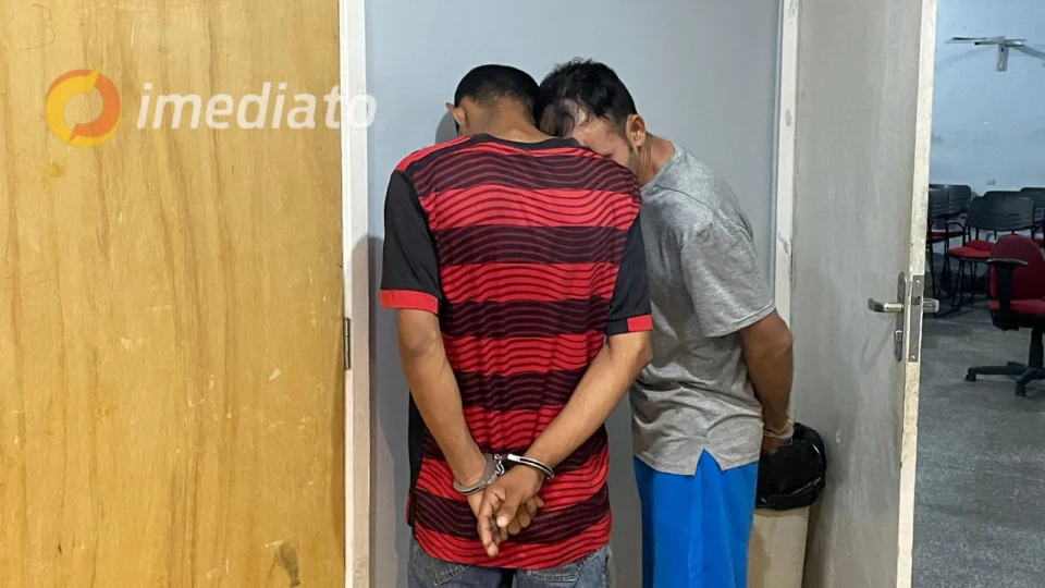 Polícia prende três homens, desmonta laboratório de drogas e apreende munições no bairro Redenção