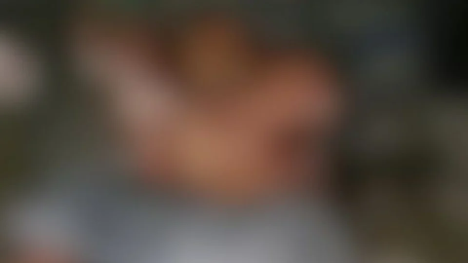 CENA FORTE: homem é punido com choque por suposto furto de fios de energia