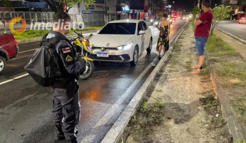 Homem com tornozeleira eletrônica é preso por dirigir em alta velocidade na Avenida Autaz Mirim