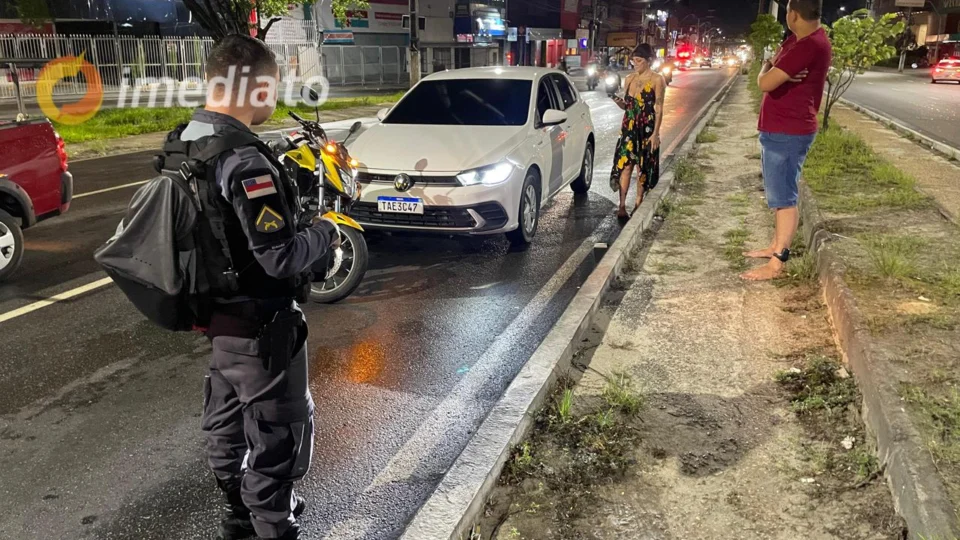 Homem com tornozeleira eletrônica é preso por dirigir em alta velocidade na Avenida Autaz Mirim