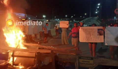 Familiares bloqueiam Viaduto Rei Pelé após morte de motociclista em Manaus