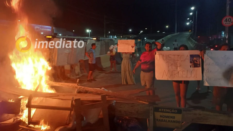 Familiares bloqueiam Viaduto Rei Pelé após morte de motociclista em Manaus