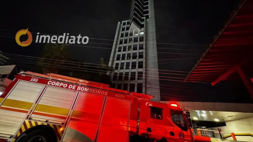 Princípio de incêndio atinge 15º andar de prédio na Avenida Boulevard Álvaro Maia, em Manaus