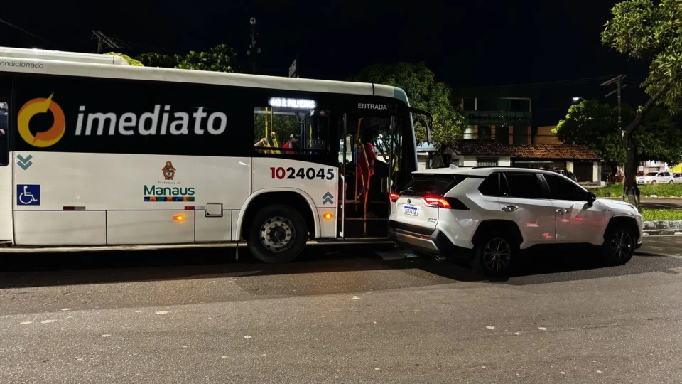 Acidente entre ônibus e carro congestiona trânsito na saída do Terminal T3, em Manaus