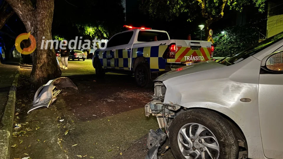 Motorista perde controle de veículo e colide com árvore no Centro de Manaus