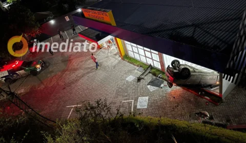 Carro com família a bordo perde controle ao subir ladeira e despenca sobre área do Detran-AM