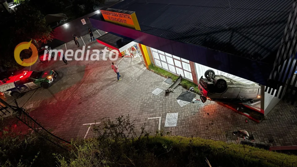 Carro com família a bordo perde controle ao subir ladeira e despenca sobre área do Detran-AM