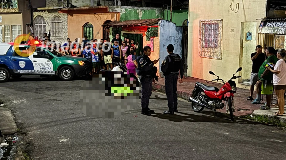 Ataque a tiros deixa dois mortos e mulher ferida em frente a barbearia no bairro Santa Luzia, em Manaus