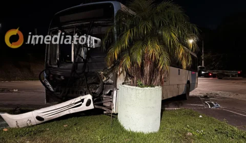 Ônibus fica destruído após desviar de carreta no bairro Distrito Industrial